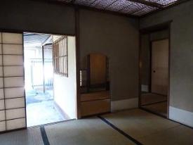 左から貴人口、給仕口、茶道口、外に連子窓