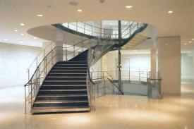 村野藤吾のデザインした螺旋階段の写真