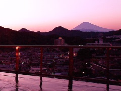 ニュー八景園の露天風呂から望む富士山の写真