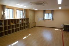 育成室の写真。開き窓が3つあり自然光が入っている。床はフローリング、棚は木目調。