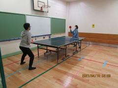 プレイルームで卓球をする写真