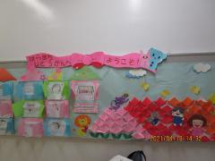 廊下には作品を飾る掲示板があります