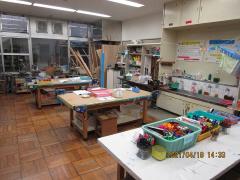 図工室には作業ができるテーブルや工作の材料などがあります
