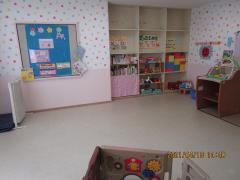 幼児遊戯室はカラフルな壁紙に彩られています