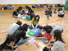 グループに分かれて活動している様子