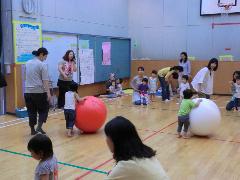 乳幼児クラブ「ちびっ子村」の活動の様子の写真