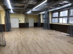 多目的スペースの写真。天井に防護ネットが張られ、防護カーテンも張られている。