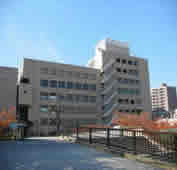 田道ふれあい橋から見た区民センターの建物の写真