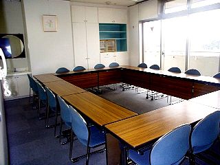 研修室の写真です。机と椅子を用途に合わせて並べて利用できます