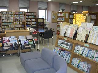資料室内写真です。書籍や雑誌、パンフレットなどを置いていて、それらを閲覧できる机と椅子を設置しています。