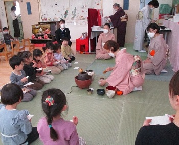 日本の伝統文化「お茶」をお点前を体験する園児の写真