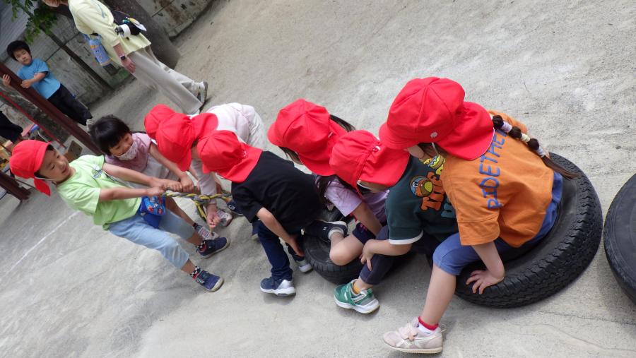 タイヤを引っ張って遊ぶ