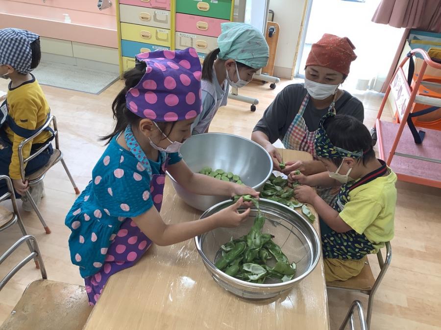 調理活動（ソラマメの豆出し）