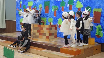 生活発表会で劇を披露する園児の写真