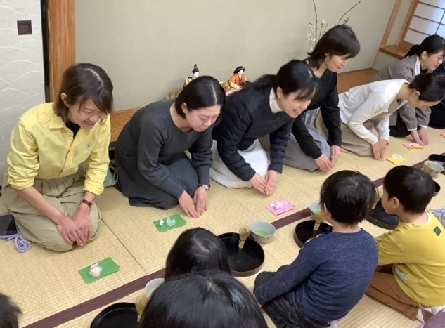 年長組「おうちの人にお茶を立ててみよう」