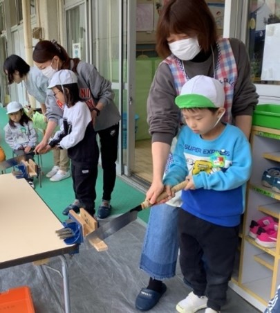 児童館交流「のこぎりで木を切ろう」