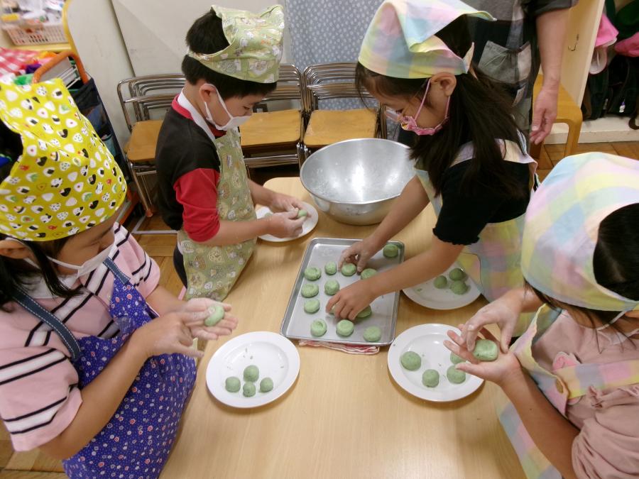 ヨモギ団子作り