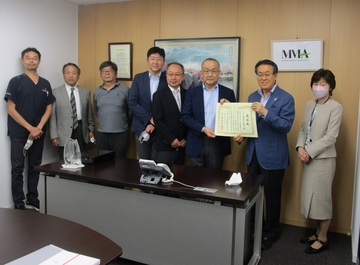 感謝状を受け取る一般社団法人目黒区医師会の方々の写真