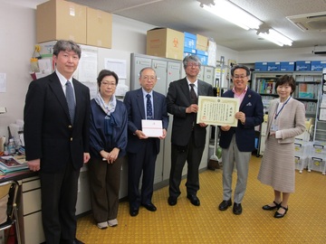 感謝状を受け取る一般社団法人目黒区薬剤師会の方々の写真