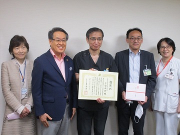 感謝状を受け取る国家公務員共済組合連合会三宿病院の方々の写真