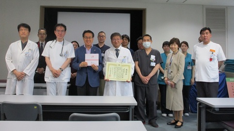 感謝状を受け取る総合病院厚生中央病院の方々の写真