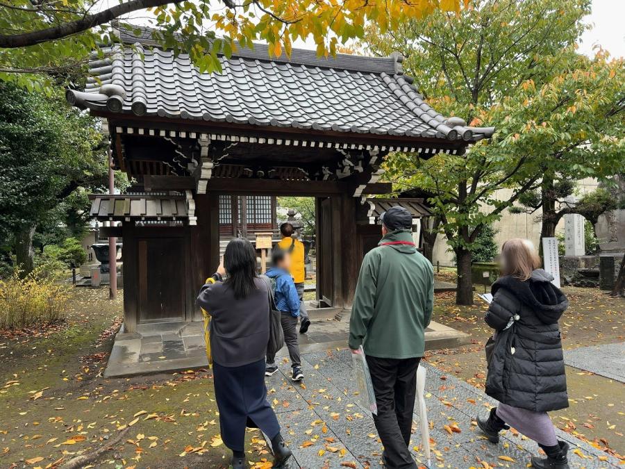 ガイドツアーでお寺を訪れている様子