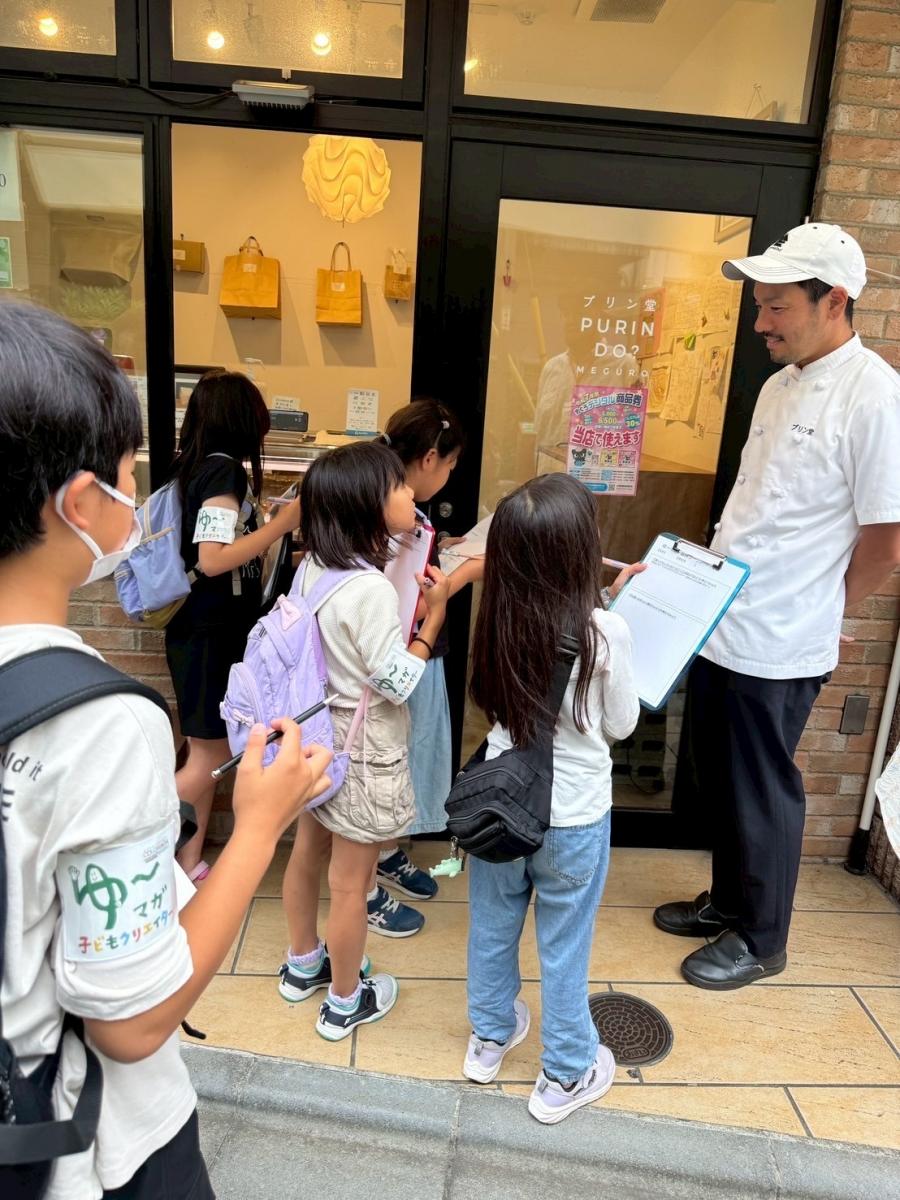 子どもたちがお店の取材をしている様子