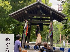 「平和の鐘」を打っている様子の写真