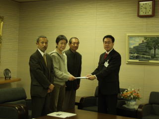 協働区民フォーラムの代表から提言書を受領の写真