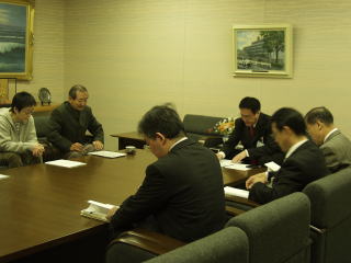 提言受領後、内容の説明を受けている写真