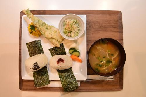 メニュー例(おむすびプレート)の写真